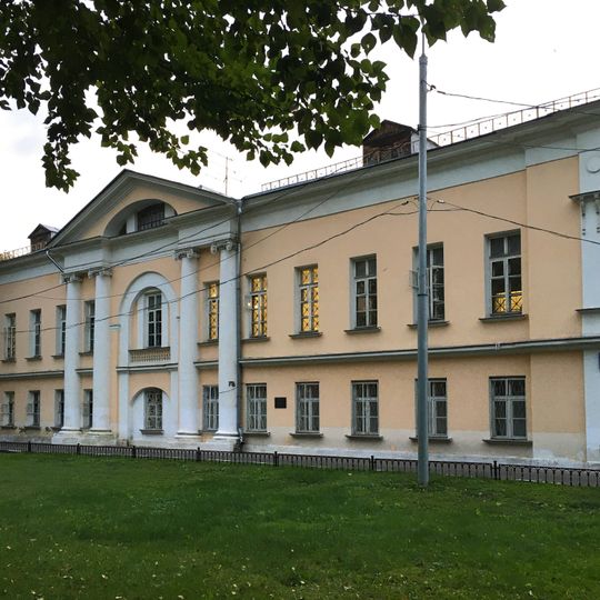 Корпус восточный парадного двора