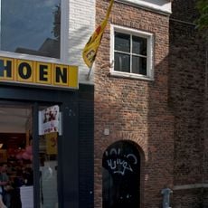 Poort met overbouwing