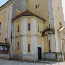 Dřevěný kříž v Újezdu u zdi kostela