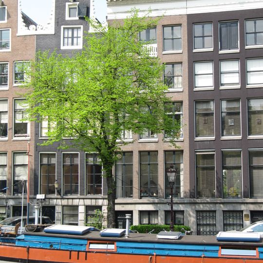 Pand met gevel onder rechte lijst