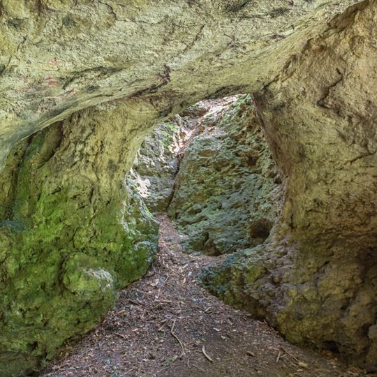 Höhle Felslindl ENE von Saaß