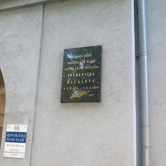 Pamětní deska Klementiny Kalašové na domě Karlovo náměstí 17 v Roudnici nad Labem
