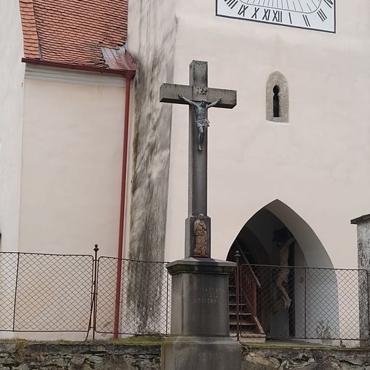 Kamenný kříž u kostela