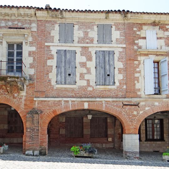 Immeuble, place de la Halle, cad. 498, 497, 496