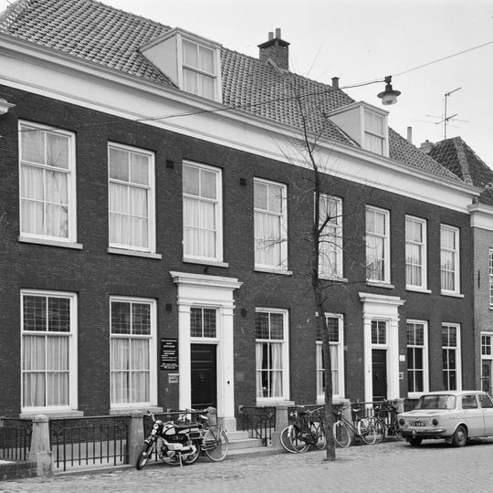 Linker gedeelte van een breed herenhuis, bestaande uit acht vensterassen, met verdieping en schilddak