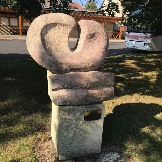 Plastika "Hovory z Lán" u autobusové stanice ve středu Lán