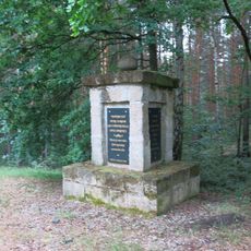 Pomník učitelů zákupské lesnické školy na vrcholu kopce u Kamenice