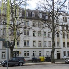 Mietshaus in geschlossener Bebauung mit Vorgarten Orthstraße 9