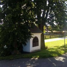 Kaplička v Bratřicích na křižovatce