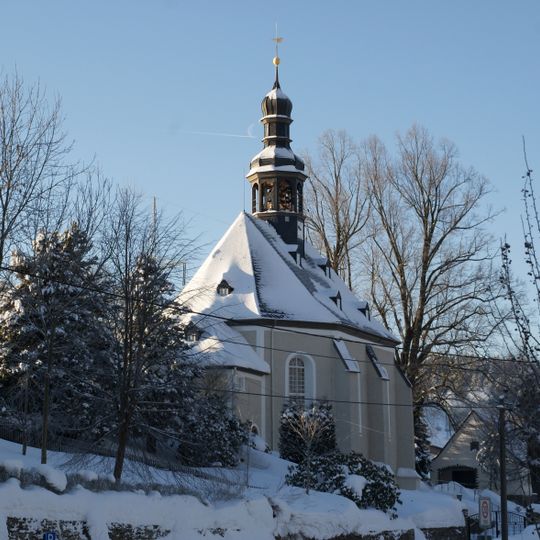 Kirche und Kirchhof mit Einfriedung sowie Stützmauern Schulweg 14