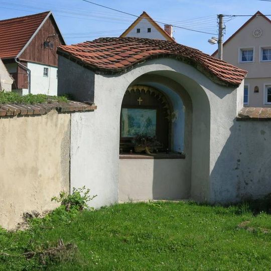 Kapličky v rozích ohradní zdi kostela v Mukově