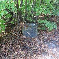 Povalený podstavec ulomeného kříže u silnice ze Štrbic do Světce