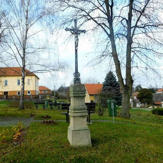 Kříž u kaple ve Studeném