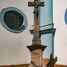 Kříž u zdi kostela svatého Václava v Žamberku