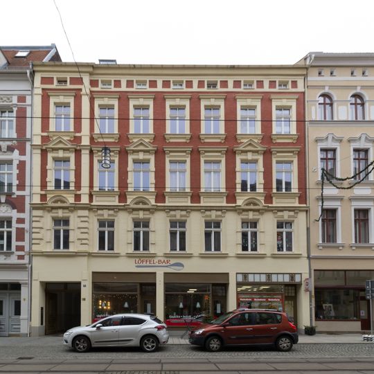 Wohn- und Geschäftshaus in geschlossener Bebauung und Hintergebäude Berliner Straße 28