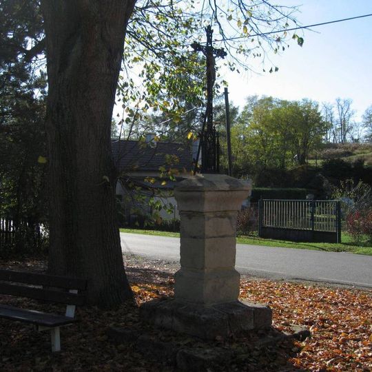 Pamětní kříž u hlavní silnice na jižním okraji Řepína