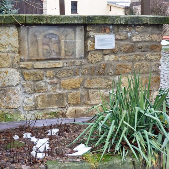 Relieftafel in der Hofmauer eines Bauernhofes Bärenklauser Straße 3