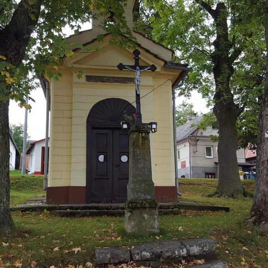 Kříž před kaplí v Křešíně