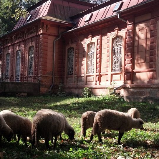 Kaštieľ a park, kaštieľ
