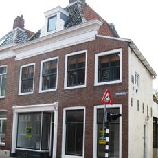 Eenvoudig pand met rechte kroonlijst en achtergevel met puntvormige top