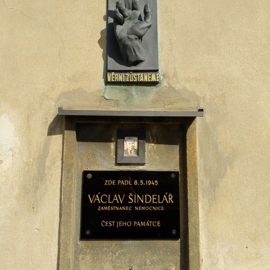 Pamětní deska Václava Šindeláře ve Všeobecné fakultní nemocnici v Praze