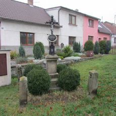 Kříž v Hodicích naproti škole