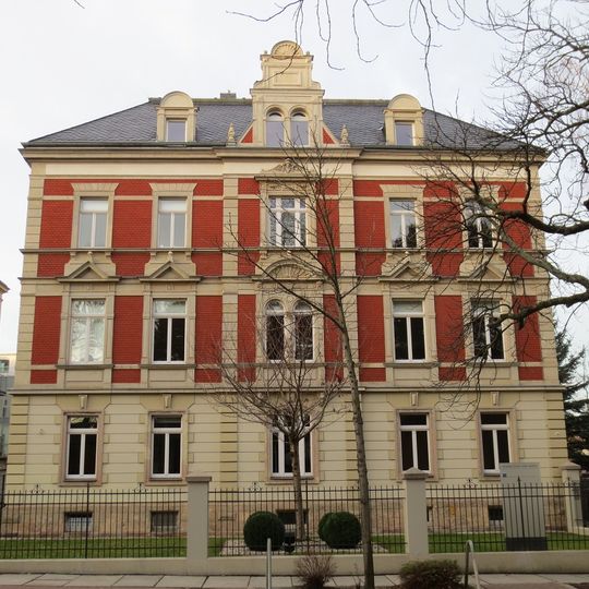 Mietshaus in offener Bebauung mit Vorgarten, Einfriedung und Hinterhaus Weststraße 16