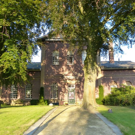 Voormalige elektriciteitscentrale annex drinkwaterleidingbedrijf met daarin dienstwoning, kantoor, werkplaats en bergplaats, nu drie woningen met werkplaats en bergplaats