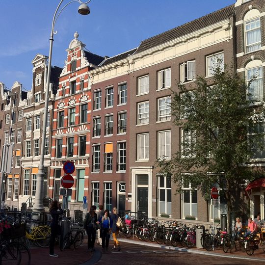 Pand met vierraamsgevel onder triglyfenlijst met consoles en uitschuifbare hijsbalk