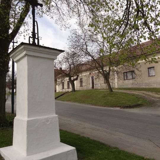 Boží muka u autobusové zastávky ve spodní části Hostína u Mělníka