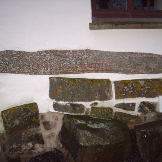 Runenstein an der Ås kyrka