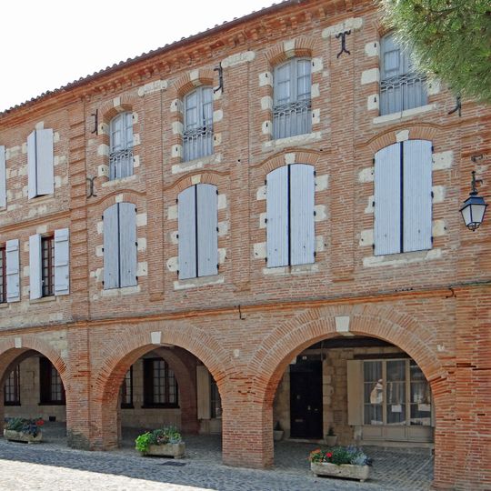 Immeubles, place de la Halle, cad. 493