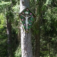Дерево, придорожня капличка