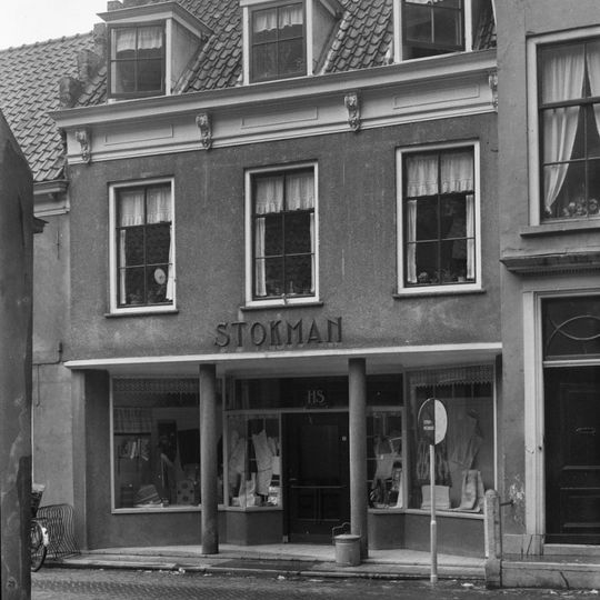 Eenvoudig gepleisterd woonhuis met getrapgevelde scheidsmuren