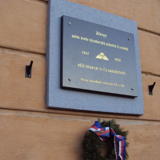 Pamětní deska výsadkářů na domě 247 na náměstí Svobody v Zákupech