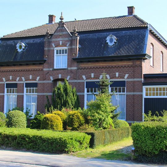 Boerderij, deel uitmakend van de lintbebouwing in Haarsteeg
