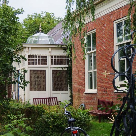 Pand met voorhuis onder schilddak en een schuur