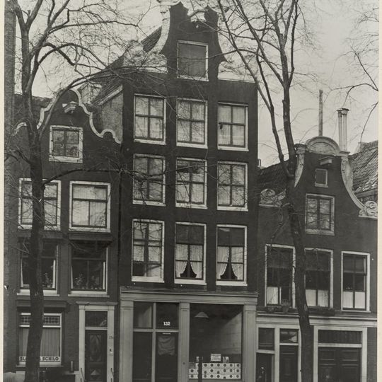 Pand met gevel, onder fantasietop met rollagen