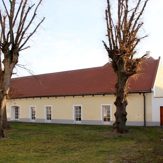 Ehem. Pfarrhof mit Wirtschaftsgebäuden, Pfarrheim