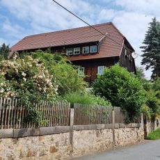 Forsthaus, Scheune und Hofmauer einer Försterei Obere Straße 6