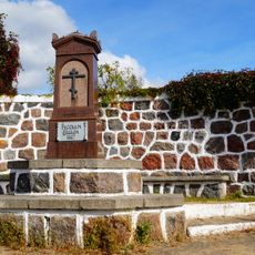 Памятник жителям города Домнау — жертвам Первой Мировой войны 1914-1918 гг. с установленным на нём памятным знаком русским воинам, погибшим в сражении с войсками Наполеона в 1807 году