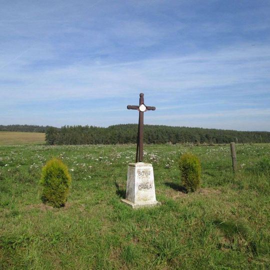 Kříž východně od Štichovic u zpevněné cesty