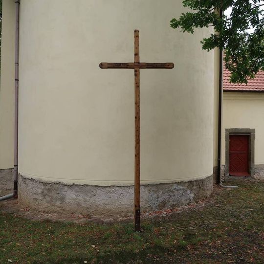 Kříž za kostelem v Hostomicích
