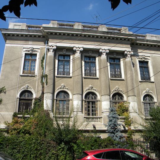 Strada Dumbrava Roșie 5 house