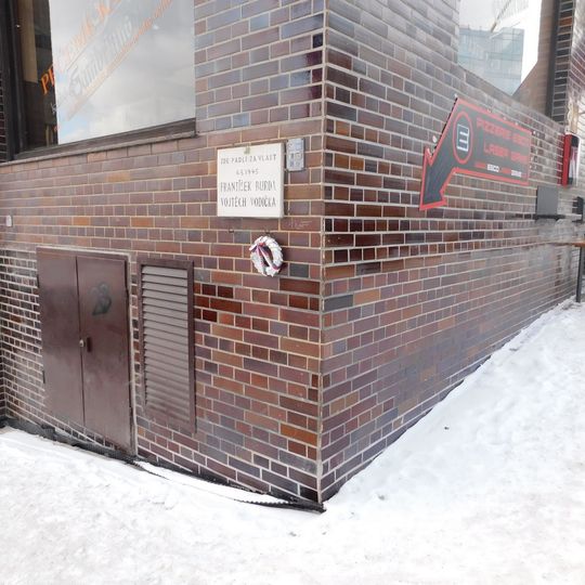 Pamětní deska Františka Burdy a Jindřicha Vodičky na domě Kladenská 417/7 ve Vokovicích