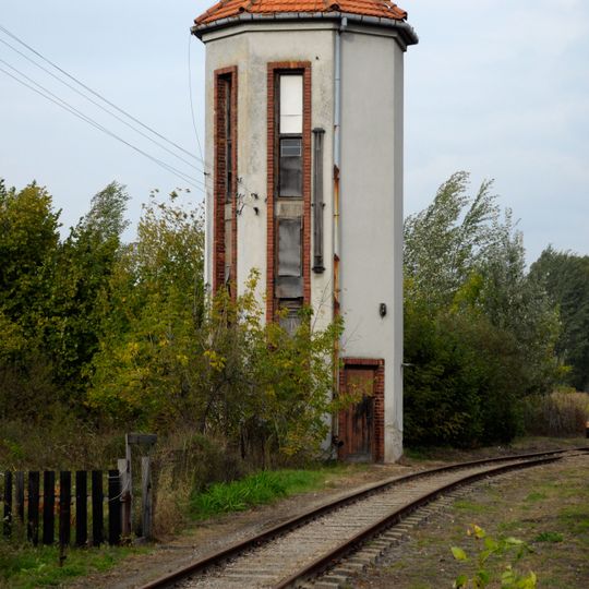 Wodociągowa wieża ciśnień ze studnią