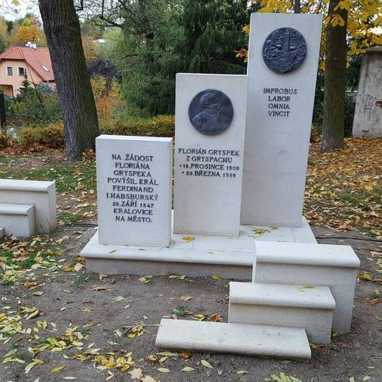 Památník Floriána Gryspeka u kostela svatých Petra a Pavla v Kralovicích