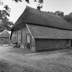 Witmoesdijk 20, Enter