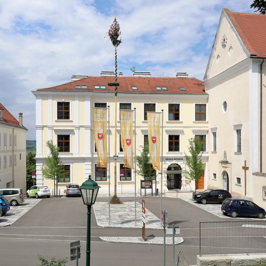 Alte Volksschule, ehem. Franziskanerkloster, heute Rathaus sowie Pfarrhof