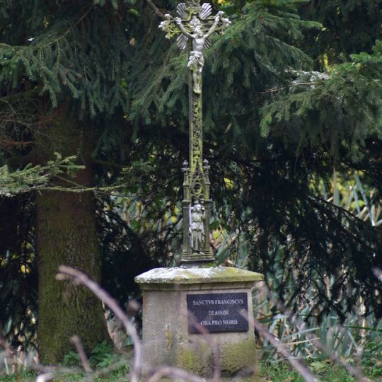 Kříž ve Vísce v zahradě